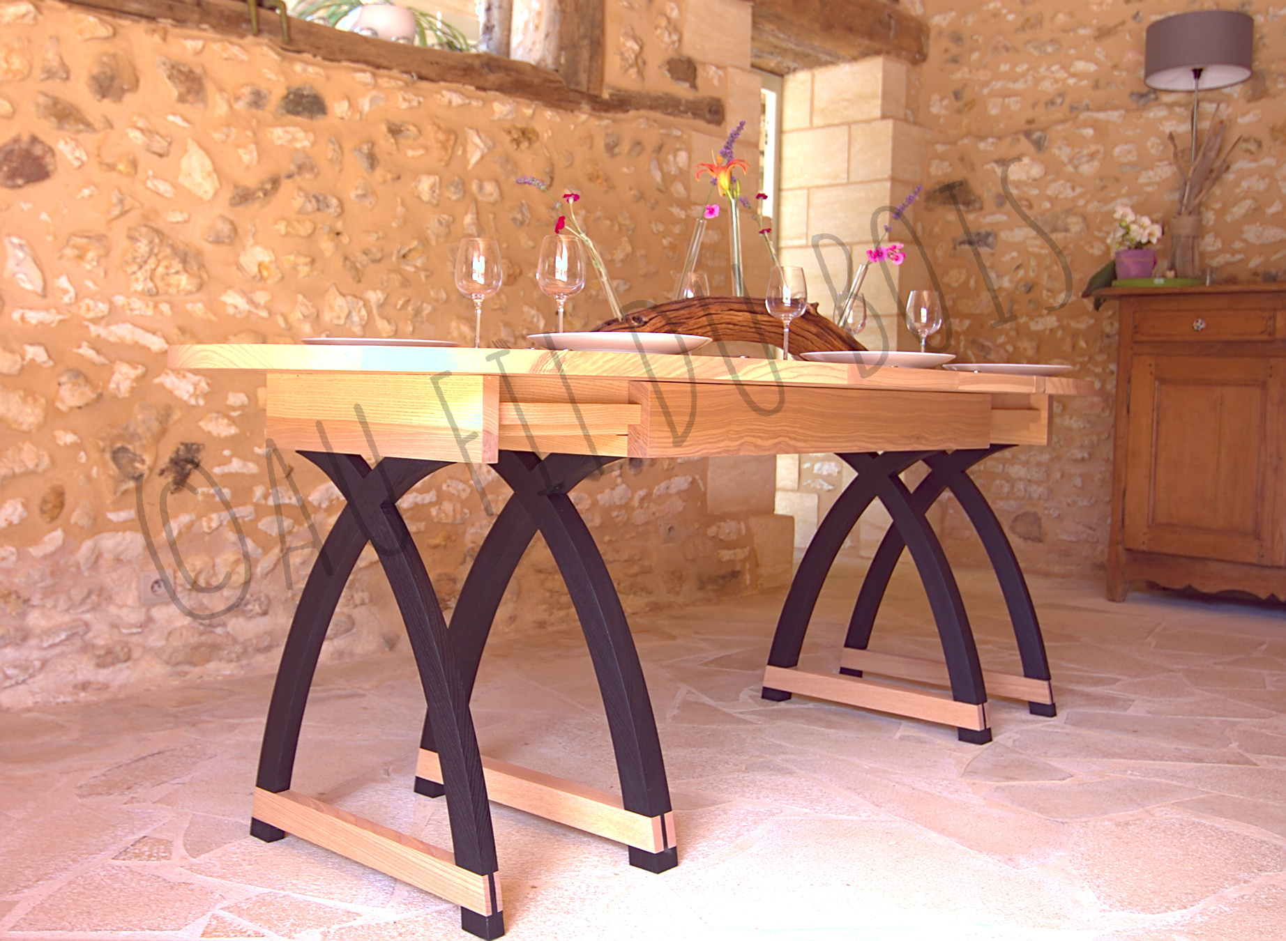 Vue complète de la table ovale à rallonges en frêne olivier