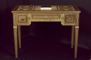 Vue d'ensemble de la Table à jeux style Louis XVI marquetée avec ses tiroirs cachés et ses plateaux de jeux Abalone et Dérive