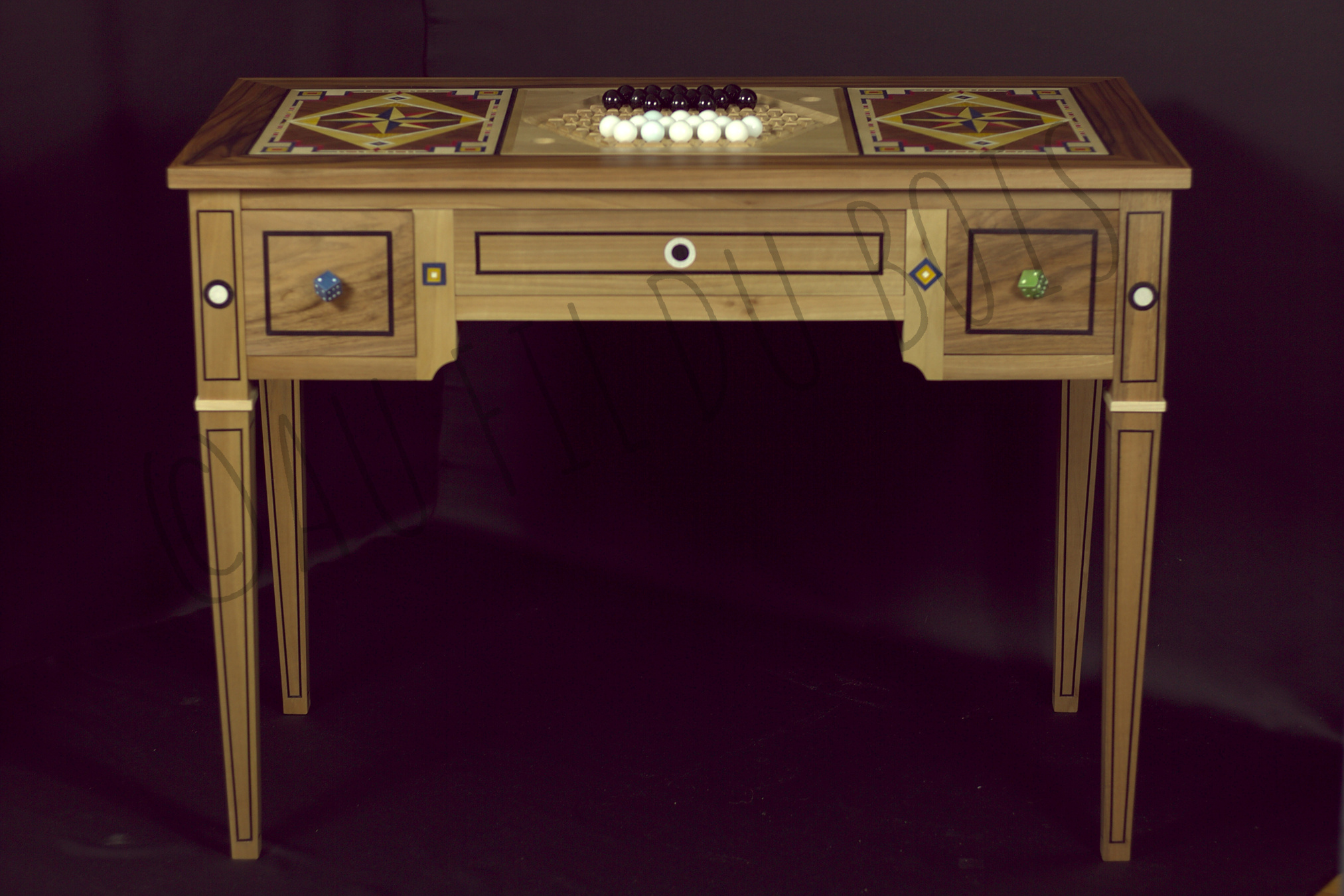 Vue d'ensemble de la Table à jeux style Louis XVI marquetée avec ses tiroirs cachés et ses plateaux de jeux Abalone et Dérive