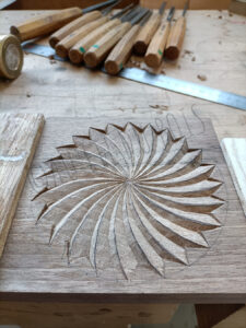 Sculpture d'une rosace à la gouge