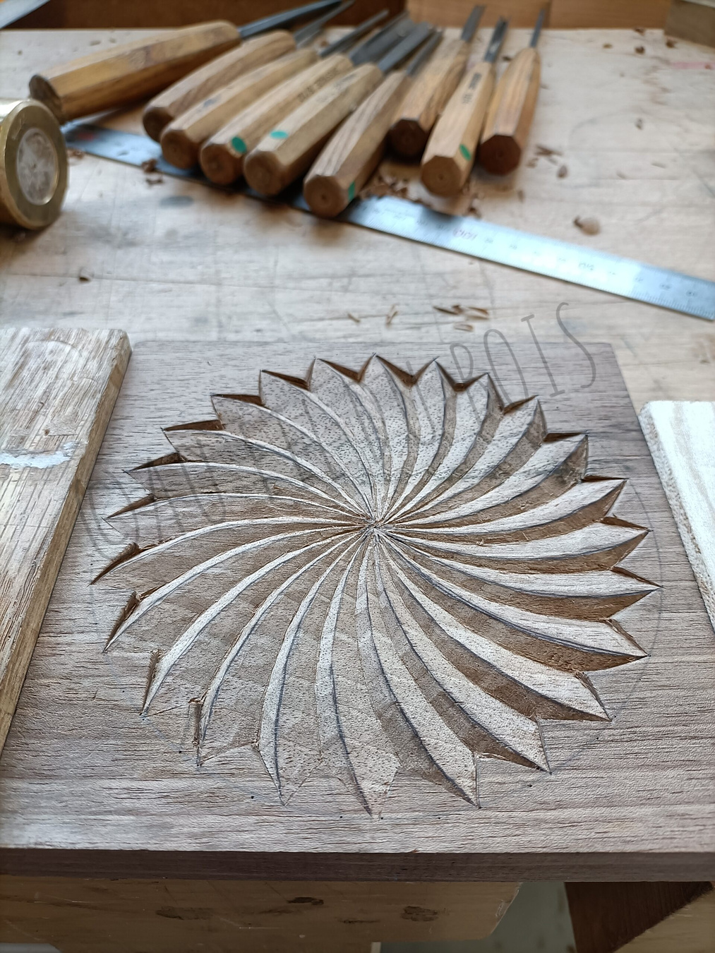 Sculpture d'une rosace à la gouge