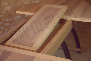 Vue de détail de la table ovale à rallonges en frêne olivier