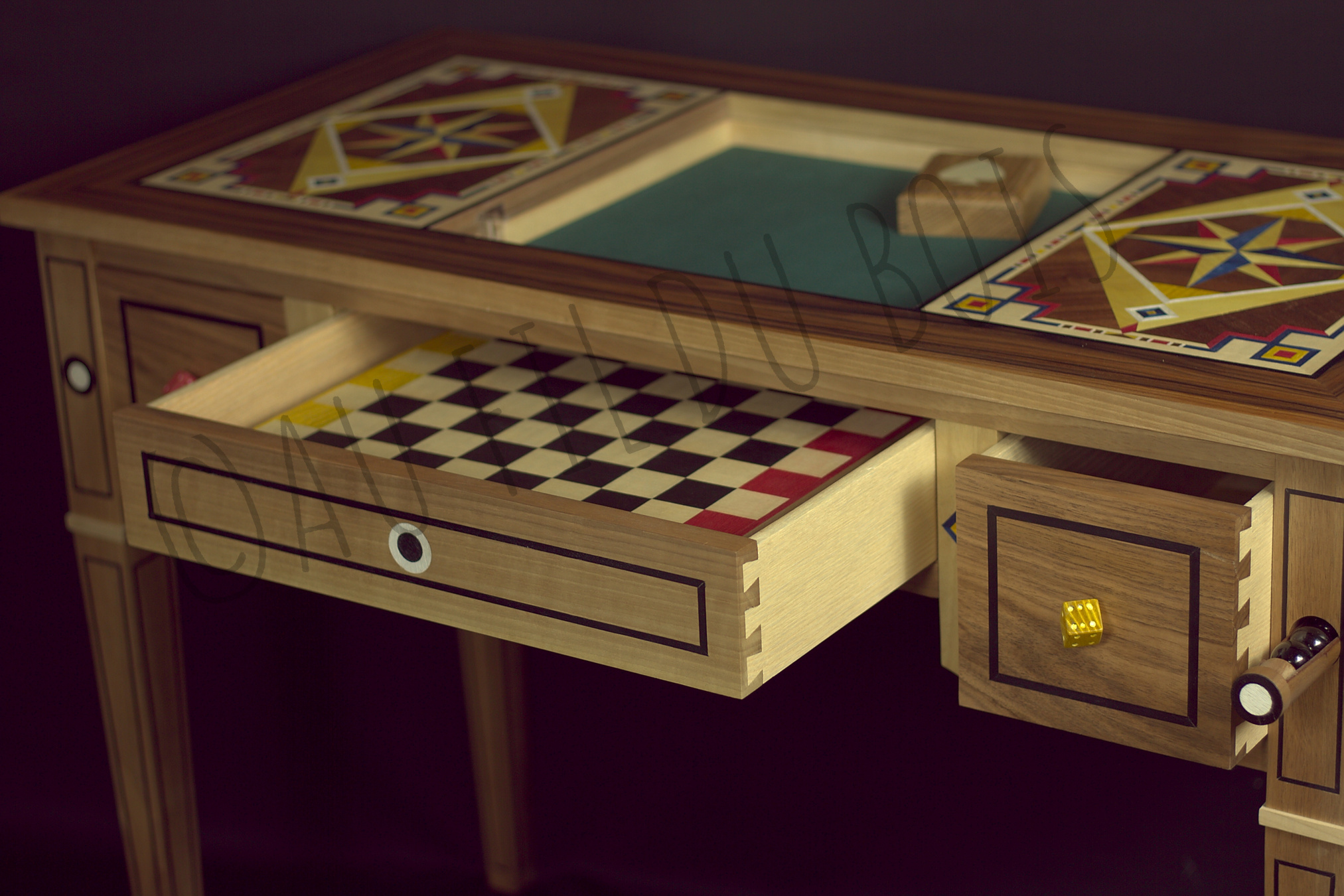 Vue de détail de la Table à jeux style Louis XVI sur ses tiroirs cachés ou non ainsi que ses rangements de jeux