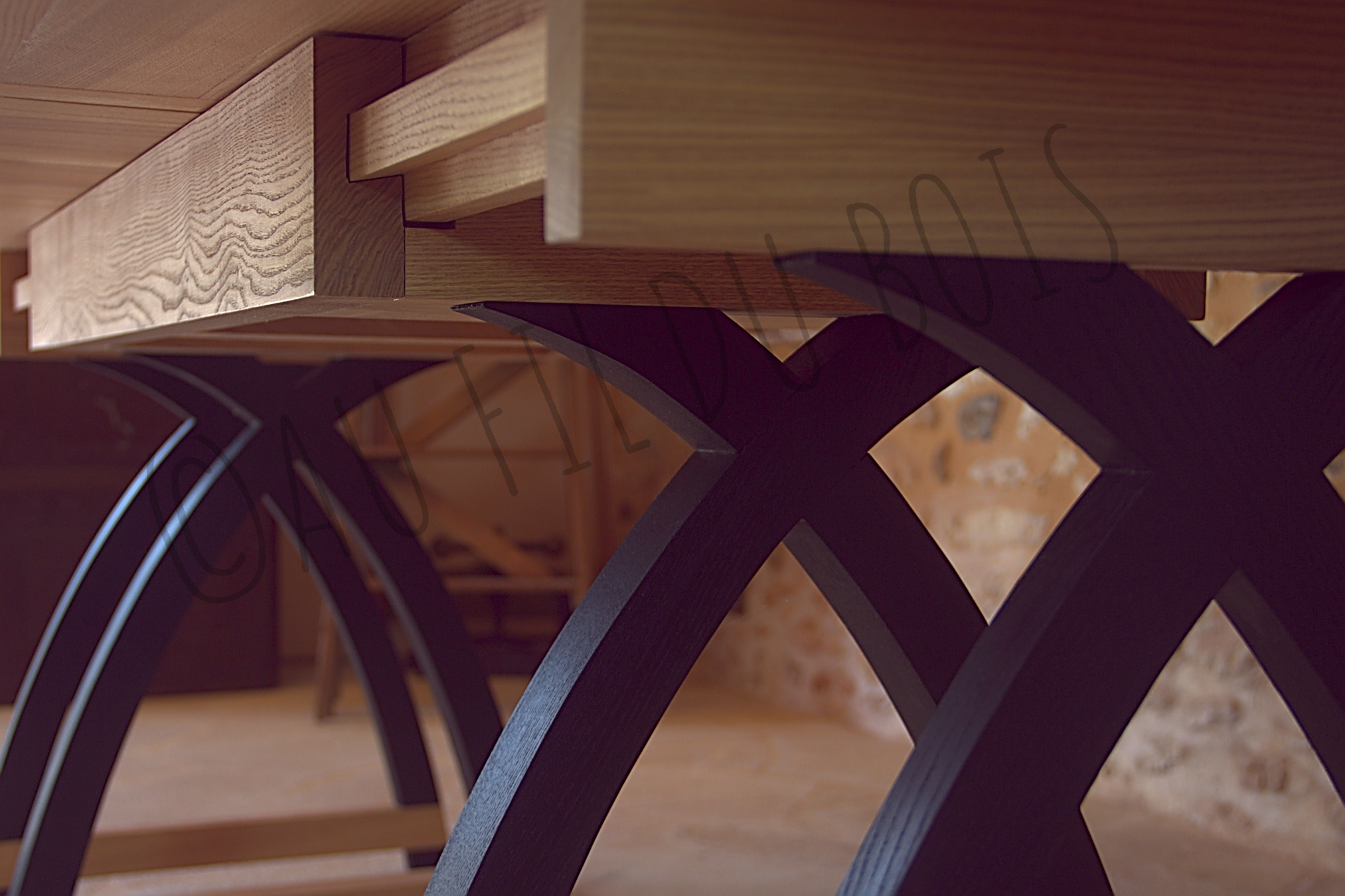 Vue de détail de la table ovale à rallonges en frêne olivier