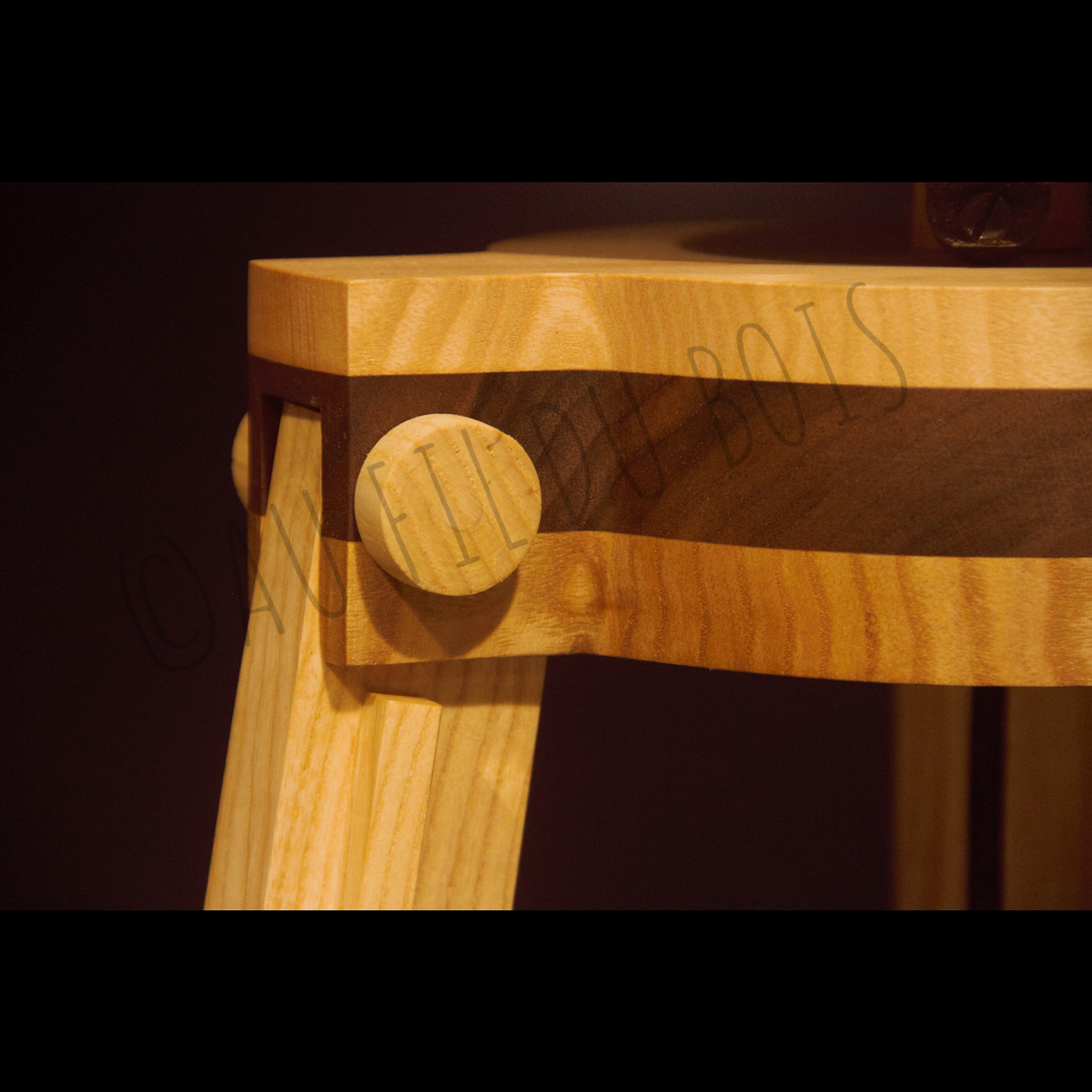 Vue de détail de la lampe-phare en noyer et frêne olivier