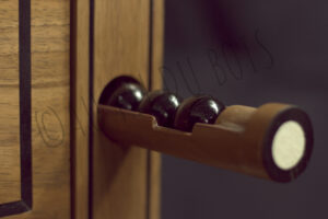 Vue de détail de la Table à jeux style Louis XVI sur le tiroir caché des billes du jeu Abalone