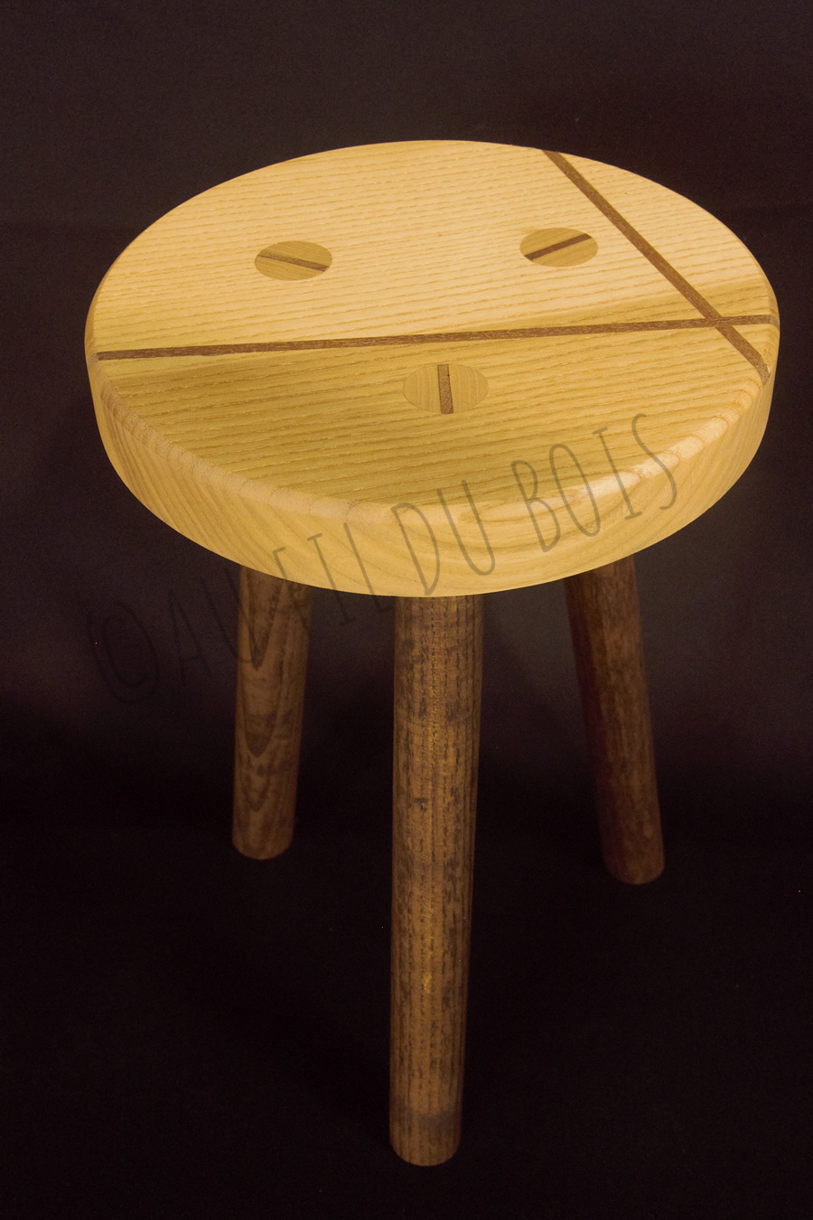 Tabouret en frêne et ses incrustations en noyer