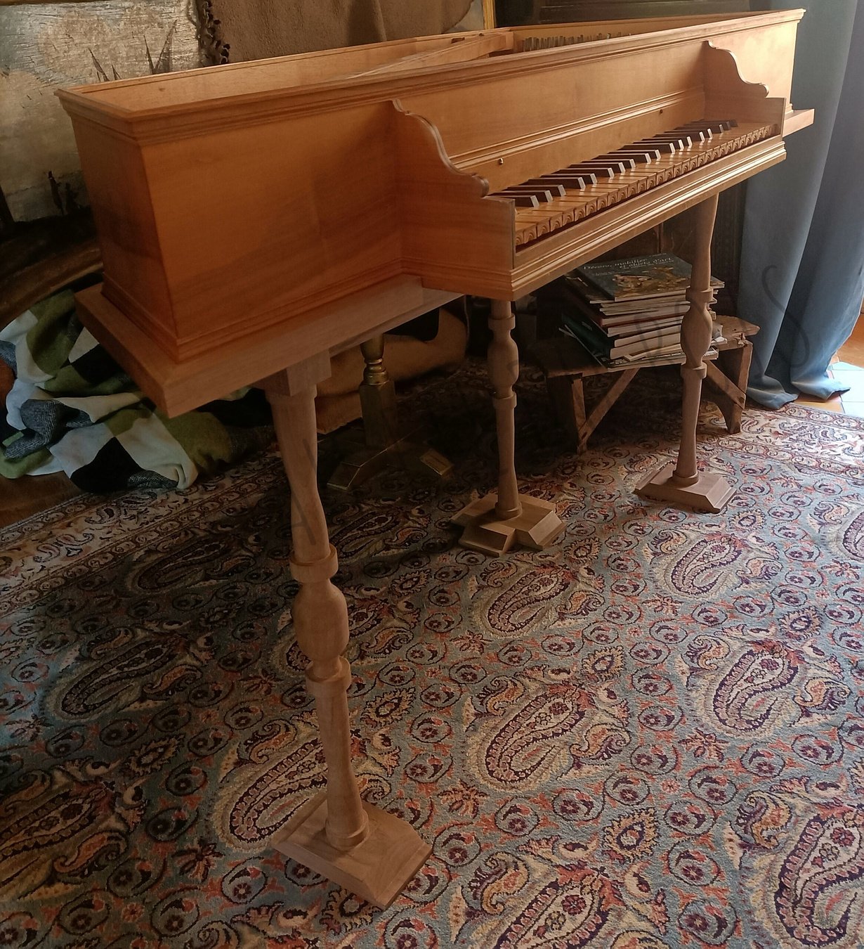 Piètement avec ses pieds tournés pour épinette