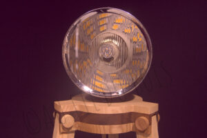 Vue de détail de la lampe-phare en noyer et frêne olivier