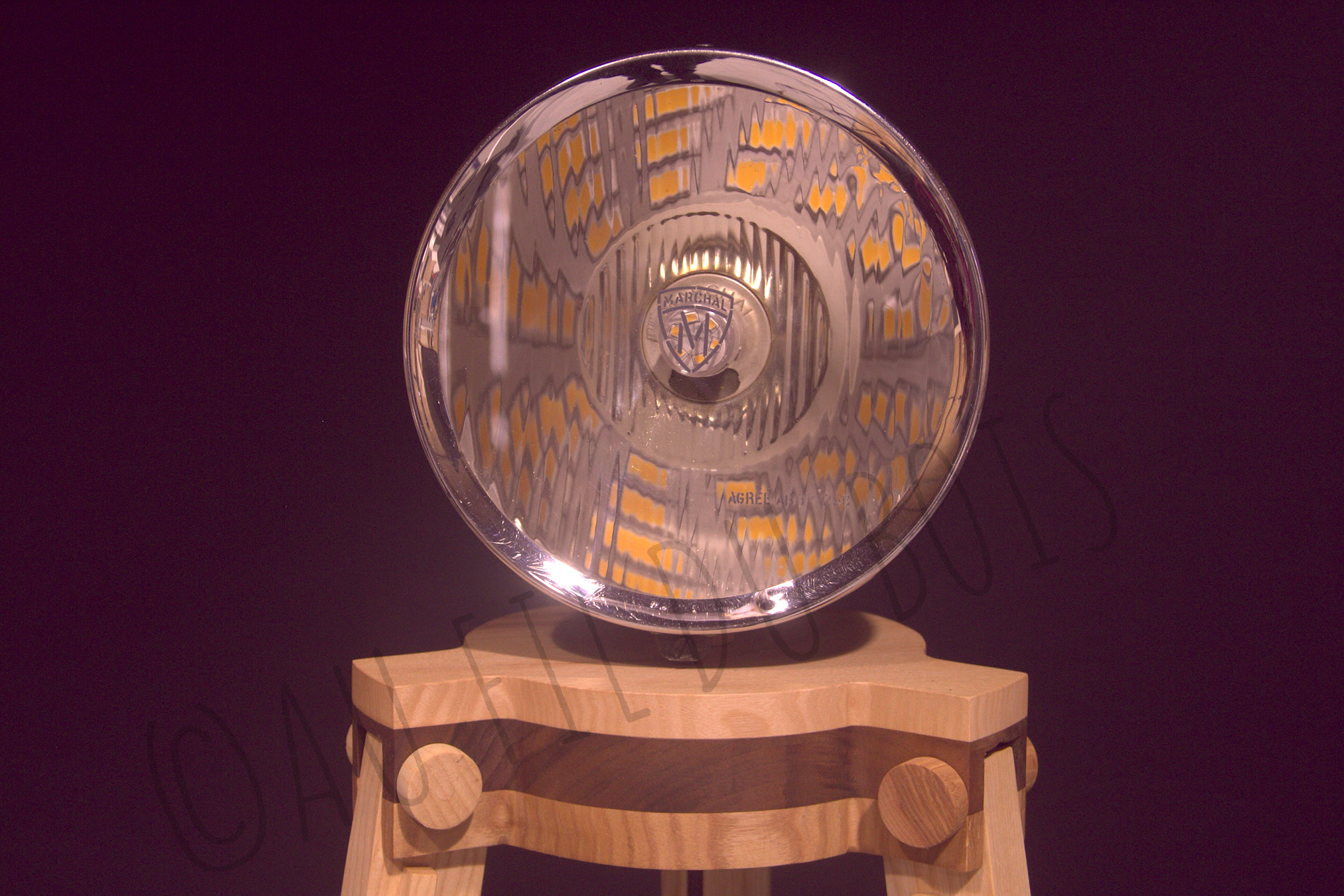 Vue de détail de la lampe-phare en noyer et frêne olivier