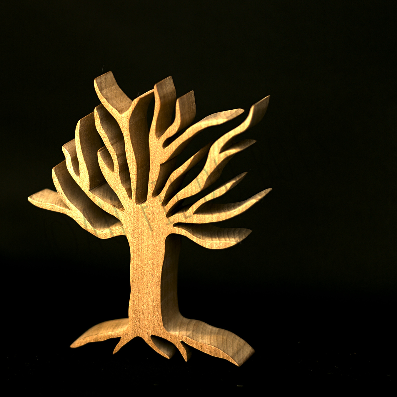 Objet de décoration fabriqué à la scie à chantourner donnant naissant au logo Au Fil Du Bois