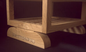 Vue de détail du double valet sur l'incrustation d'une portée de musique dans le pied