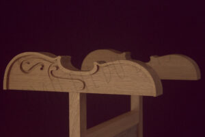 Vue de détail du double valet sur les deux contres en forme de demi-violon