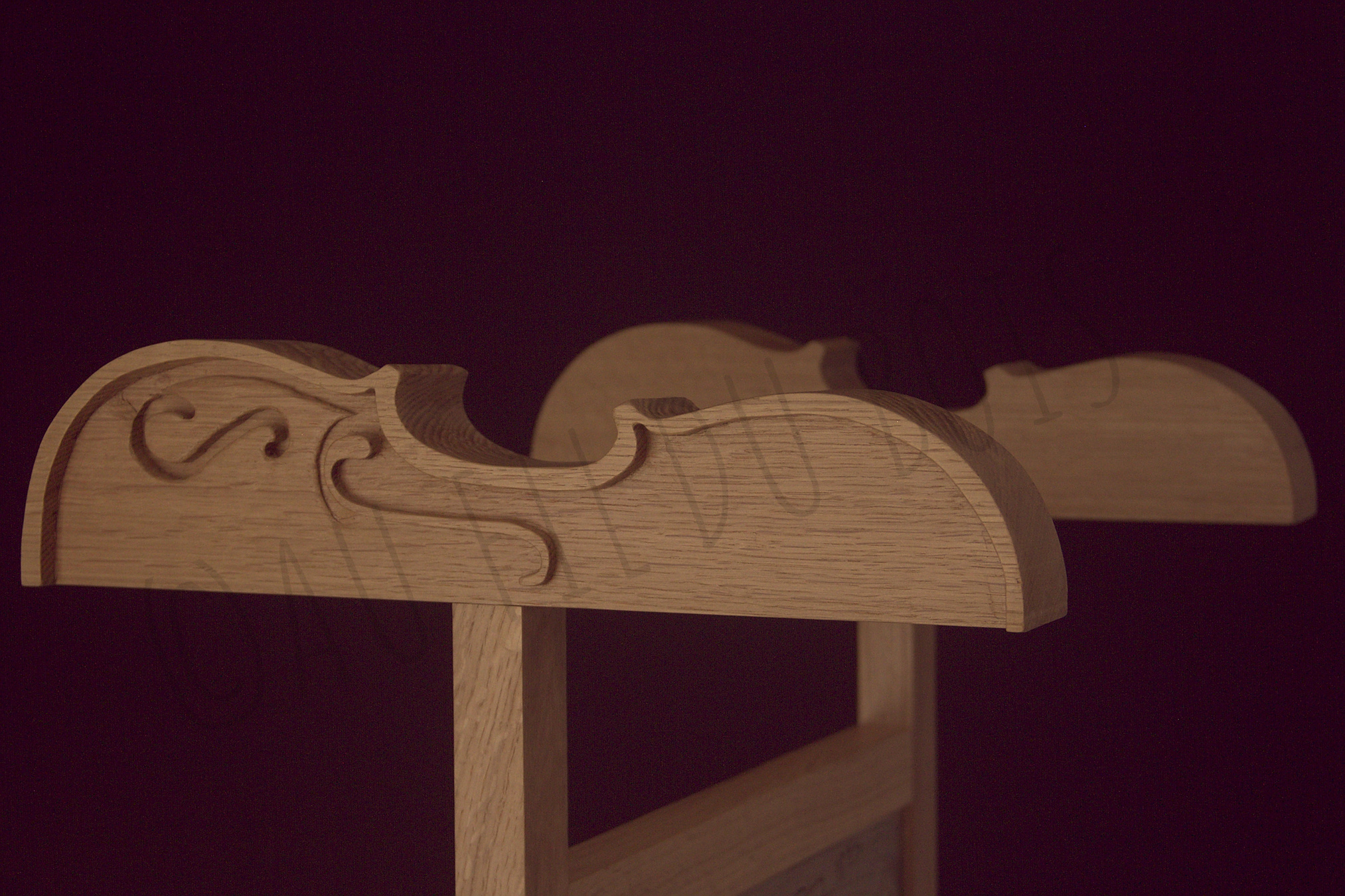 Vue de détail du double valet sur les deux contres en forme de demi-violon